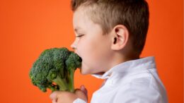 kid eating broccoli